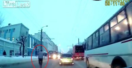 Nisu mu sve "na broju": Namjerno se bacio pred autobus u pokretu, evo šta se desilo (VIDEO)