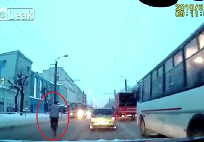 Nisu mu sve "na broju": Namjerno se bacio pred autobus u pokretu, evo šta se desilo (VIDEO)