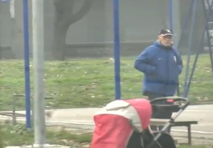 Napuštena beba plakala u parku: Prolaznici su zbunjeni i u čudu (VIDEO)