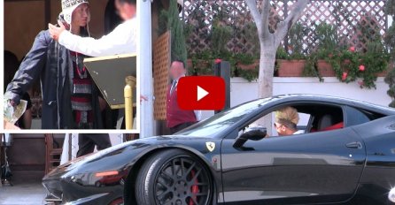 Beskućniku nisu dali da uđe u restoran, ali pogledajte šta se desilo kada je došao sa Ferrarijem (VIDEO)