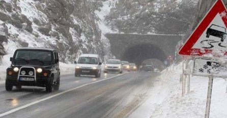 Povećana opasnost od odrona zemlje ili kamenja na kolovoz