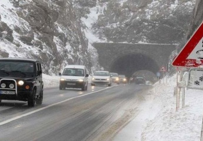 Povećana opasnost od odrona zemlje ili kamenja na kolovoz