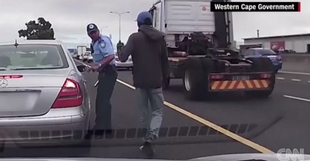 Policajac nastavio pisati kaznu iako mu je muškarac uradio ovo (VIDEO)