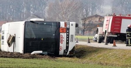 Autobus pun djece se prevrnuo i sletio u kanal