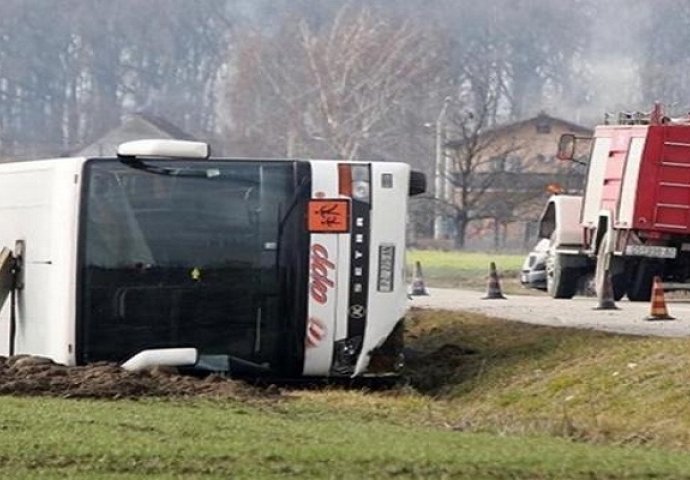 Autobus pun djece se prevrnuo i sletio u kanal