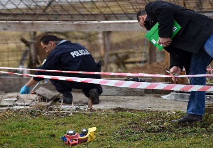 Tragično: Dječak upao u jamu, izvlačili ga majka i sveštenik koji se od šoka onesvijestio 