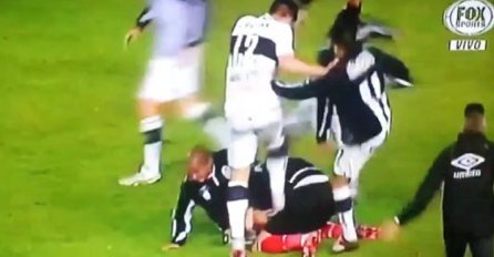 Pogledajte jednu od najbrutalnijih tuča u fudbalskoj istoriji (VIDEO)