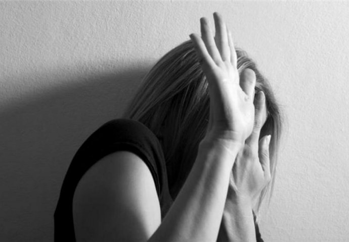 Stavio joj konopac oko vrata, zavezao je za automobil i rekao: Trči psu!