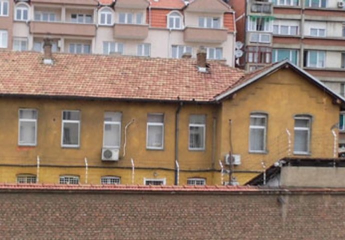 Upravnik pirotskog zatvora snimljen u "akciji" sa ljubavnicom