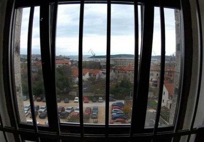 Mladića cimeri tukli, gasili po njemu čikove, htjeli i silovati