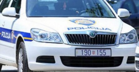 Učenici osnovne škole tukli profesoricu historije