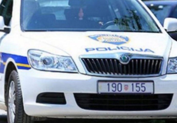 Učenici osnovne škole tukli profesoricu historije