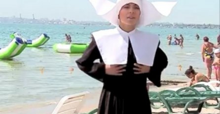 Na plažu došla obučena kao opatica, a onda je krenula da se skida