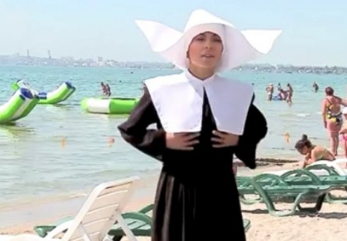 Na plažu došla obučena kao opatica, a onda je krenula da se skida