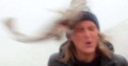 Blam novinarke nasmijao društvene mreže: Pričala o oluji, a onda dobila šamar od nezvanog gosta