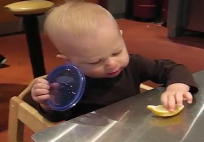 Kisela borba na internetu: Koliko god da je kiselo on ne želi odustati (VIDEO)