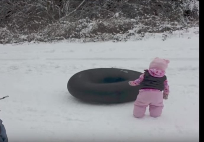 Snimao je svoju kćerku kako se igra na snijegu, trenutak poslije događa se ovo (VIDEO) 