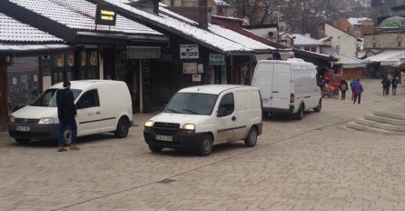 Papanluk u Sarajevu: Dvosmjerni saobraćaj u srcu metropole i parking pored Sebilja