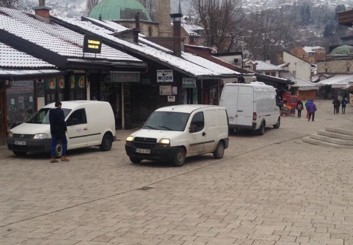 Papanluk u Sarajevu: Dvosmjerni saobraćaj u srcu metropole i parking pored Sebilja