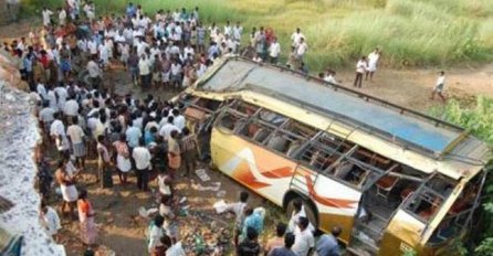 Autobus sletio s mosta u Indiji: Poginula najmanje 41 osoba, desetine povrijeđenih