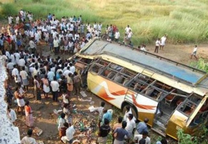 Autobus sletio s mosta u Indiji: Poginula najmanje 41 osoba, desetine povrijeđenih