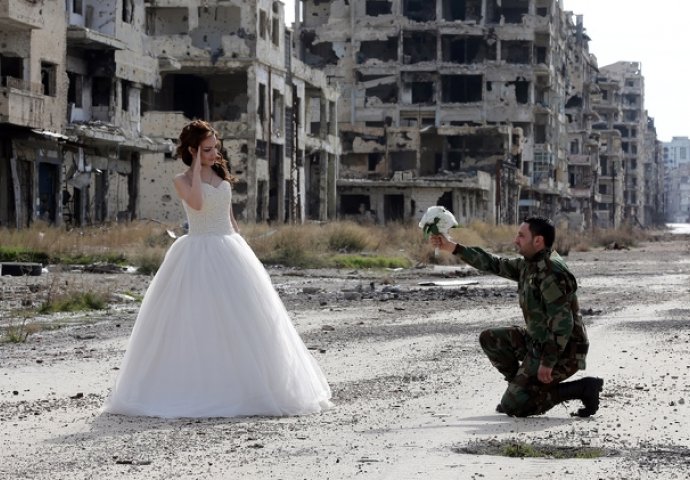 Ljubav u doba rata: U vjenčanici i vojničkom odijelu pozirali među ruševinama Homsa