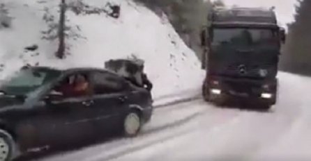 Pogledajte kako BMW i tri momka vuku šleper, i to po snijegu! (VIDEO)