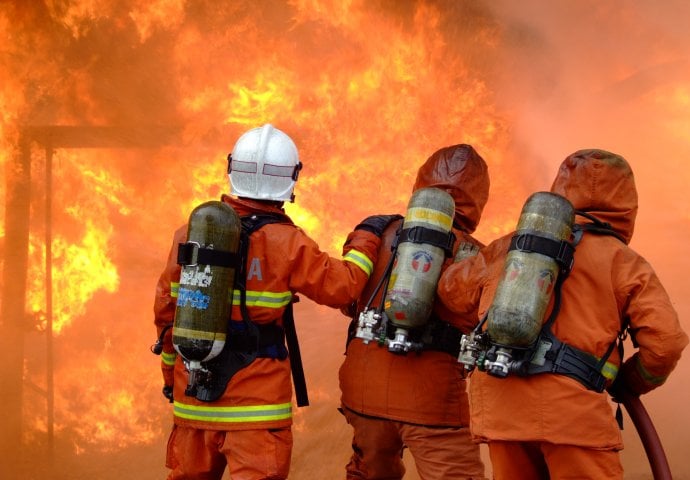 Požar u staračkom domu: Tri osobe poginule, više povrijeđenih