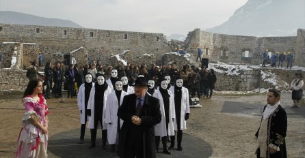 Plesnim i glumačkim performansima na Bijeloj tabiji otvorena "Sarajevska zima"