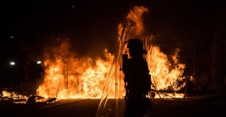 Veliki sukobi uličnih prodavača i policije u Hong Kongu (VIDEO)