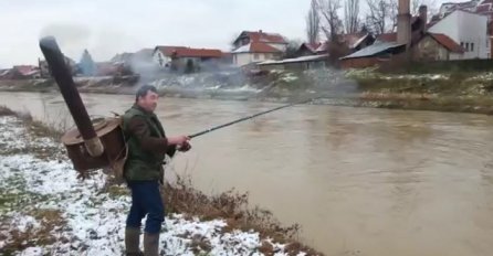 Samo za strastvene ribolovce: Ovako se zimi ide na pecanje! (VIDEO)