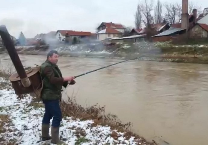 Samo za strastvene ribolovce: Ovako se zimi ide na pecanje! (VIDEO)