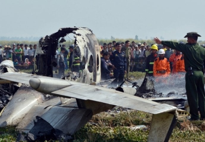 Vojni avion se srušio na kuću:  Poginula oba pilota, žena iz kuće preživjela!