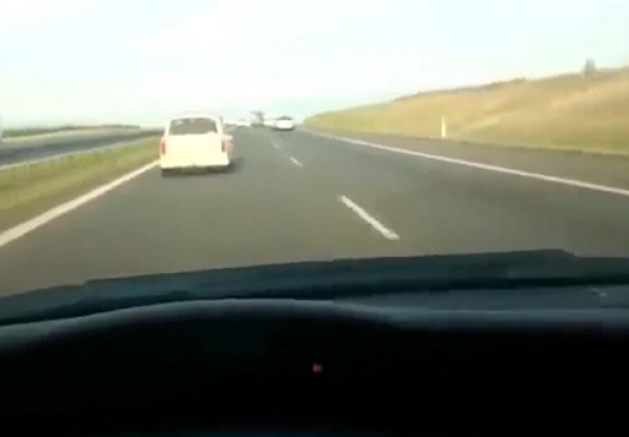 Vozio je svoju Hondu 183 km/h, ali niko nije očekivao da će se baš ovo dogoditi (VIDEO)