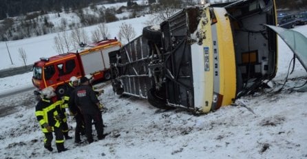 Školski minibus udario u kamion,  šestoro poginulih i dosta teško povrijeđenih