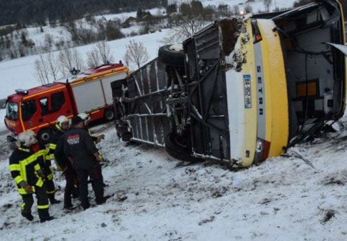 Školski minibus udario u kamion,  šestoro poginulih i dosta teško povrijeđenih