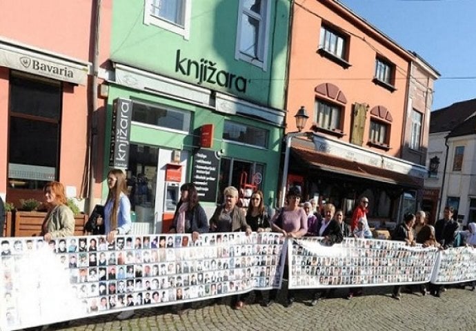 Žene Srebrenice u Tuzli protestnom šetnjom podsjetile na genocid u Srebrenici