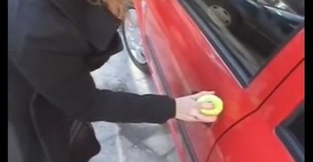 Genijalno: Automobil joj je ostao zaključan, ali onda je stavila tenisku lopticu na bravu (VIDEO)
