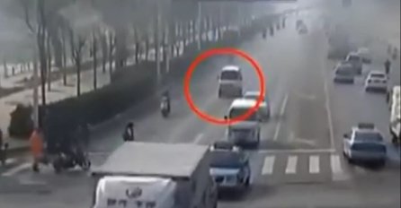 Za ne povjerovati: Misteriozna sila podigla i prevrnula nekoliko vozila u Kini (VIDEO)