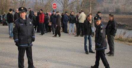 Prekinuta blokada magistralnog puta M-17: Mještani Alića daljnje korake utvrdit će u prostorijama mjesne zajednice