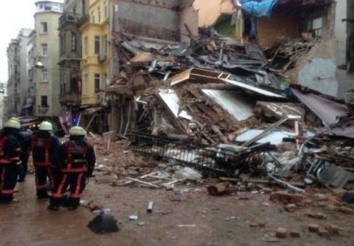 Srušila se zgrada u Istanbulu, zatrpano više osoba