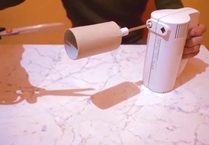 Stavila je rolnu od toalet papira na mikser, ovaj trik će vas natjerati da uradite isto (VIDEO)