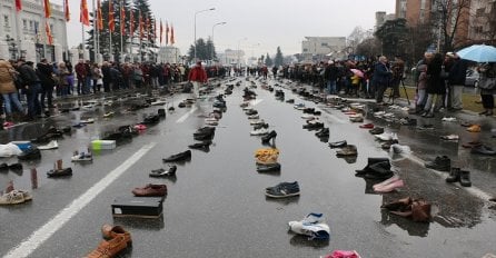 Građani Skoplja s cipelama u rukama protestovali protiv masovnog iseljavanja