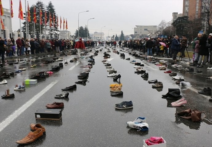 Građani Skoplja s cipelama u rukama protestovali protiv masovnog iseljavanja