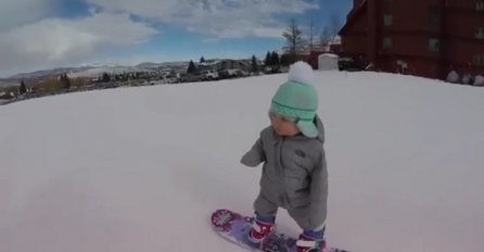 Ovaj mališan ima samo godinu dana a već vozi snowboard i luduje po snijegu (VIDEO)