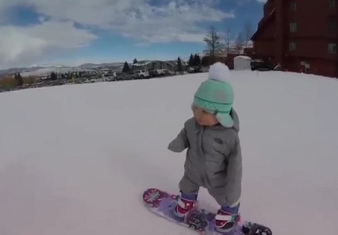 Ovaj mališan ima samo godinu dana a već vozi snowboard i luduje po snijegu (VIDEO)