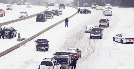 Troje mrtvih, 73 povrijeđeno u lančanom sudaru 