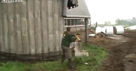 Uzeo je macolu u ruke i počeo udarati po silosu, ovo će sigurno pamtiti sve dok je živ (VIDEO)