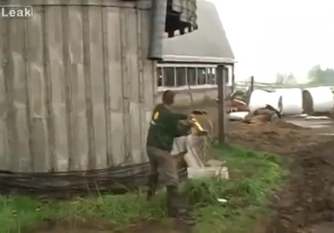 Uzeo je macolu u ruke i počeo udarati po silosu, ovo će sigurno pamtiti sve dok je živ (VIDEO)