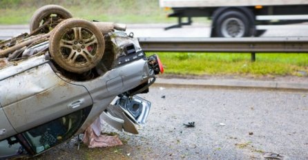 STRAVIČAN SUDAR KOD SURČINA: Automobilom se zabio u kamion, jedna osoba poginula 